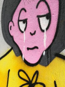 Kuvassa itkevä graffitihahmo