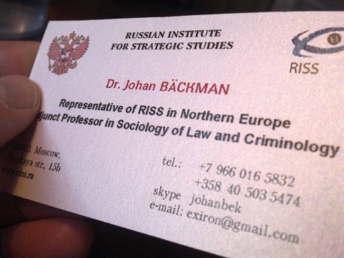 Johan Bäckmanin käyntikortti kimmeltää valossa.
