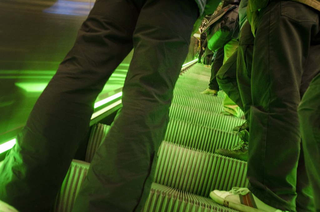 Metrosta noustiin Kaisaniemessä. Maan päällä poliisi oli keskittänyt joukkoja Rautatieasemalle ja Porthanian metrouloskäynnille.
