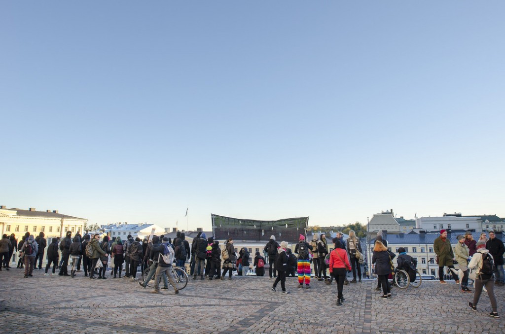 Mielenosoittajat juoksivat Tuomiokirkon portaille.