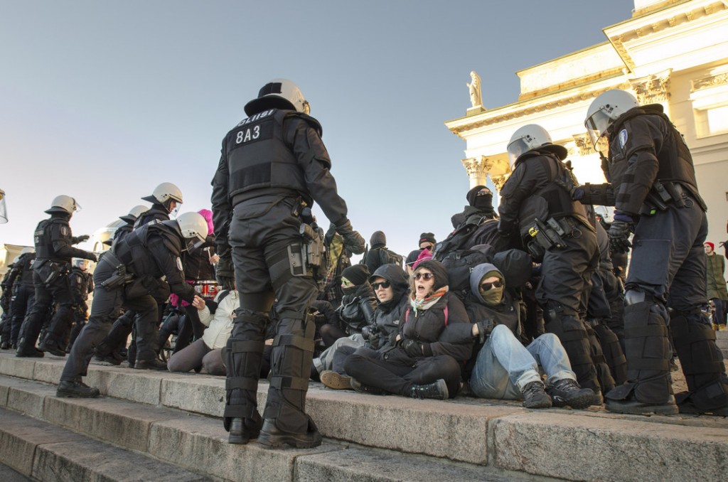 Osa mielenosoittajista istui maahan. Poliisi otti kiinni neljä.