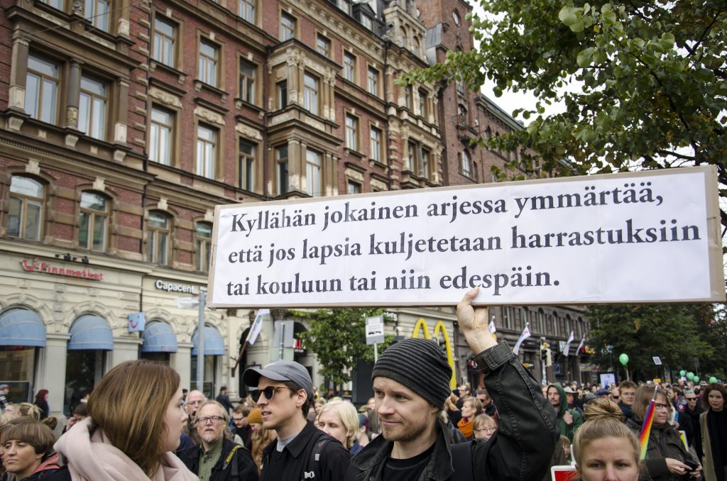 Alkutalvesta 2016 pääministeri Juha Sipilä sekoili sanoissaan, kun häneltä kysyttiin äärioikeistolaisten katupartioista. Nyt näyttää siltä, että Suomessa on muodostumassa historiallinen fasisminvastainen yhteisymmärrys.